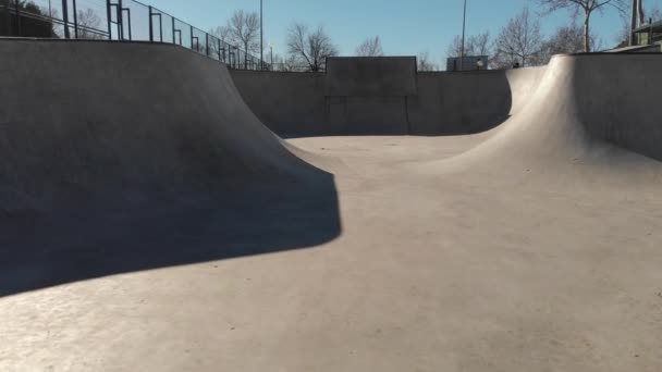 シティのスケートパークの空撮映像 — ストック動画