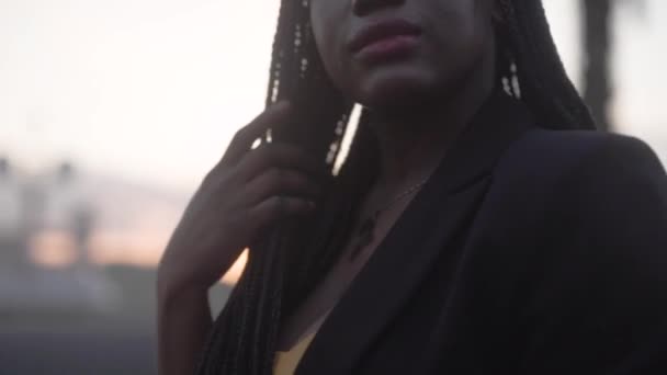 Imágenes Una Joven Afroamericana Con Traje Negro Atardecer — Vídeo de stock