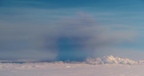 Вулкан Викидає Гарячу Лаву Магму Кратера Хмарному Тлі Вулканічне Виверження — стокове відео