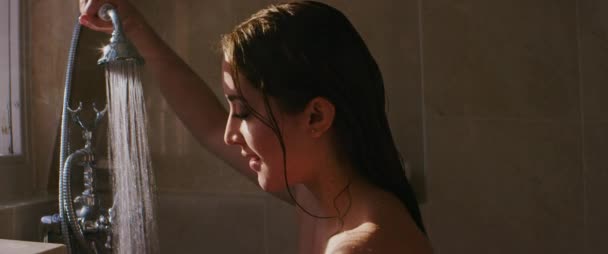 Młoda Zrelaksowana Kobieta Ciesząca Się Gorącym Prysznicem Wannie Domu — Wideo stockowe