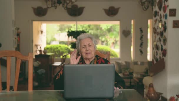 Mujer Anciana Saludando Con Mano Saludando Pariente Mientras Está Sentada — Vídeos de Stock
