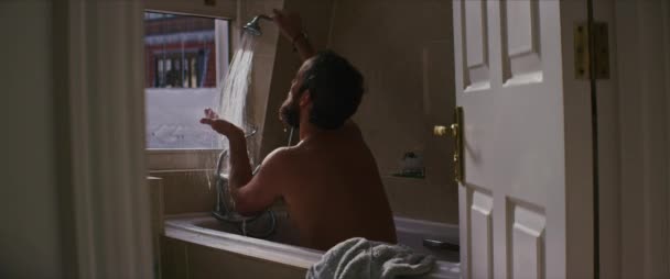 ชายหน อนคลายเพล ดเพล บการอาบน าในอ างอาบน — วีดีโอสต็อก
