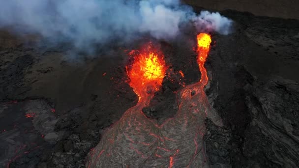 Desde Arriba Magma Chispa Del Agujero Del Volcán Islandia — Vídeos de Stock