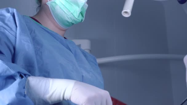 Женщины Хирурги Медицинской Форме Помощью Профессиональных Инструментов Стоя Ярким Светом — стоковое видео