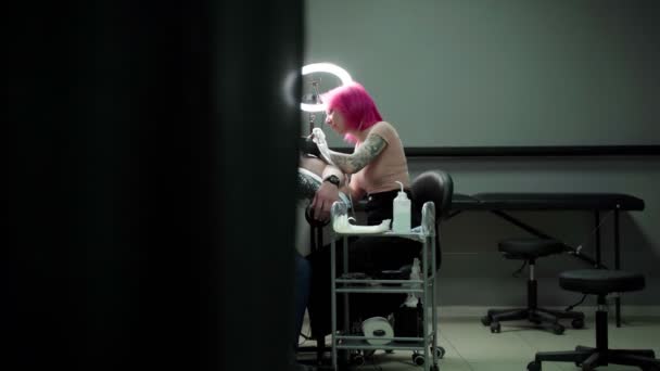 Tetoválás Mester Rózsaszín Haj Kesztyű Segítségével Professzionális Tetováló Gép Miközben — Stock videók