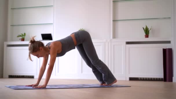 Nce Bir Kadının Evdeki Geniş Odada Yoga Yapışının Yan Görüntüsü — Stok video