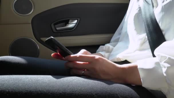 Jovem Mulher Asiática Usando Telefone Enquanto Táxi Durante Dia — Vídeo de Stock