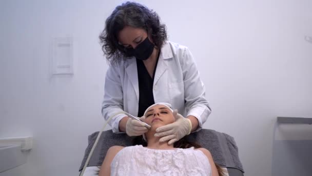 Cosmetolog Profesionist Folosind Echipamente Speciale Făcând Tratament Facial Microdermabraziune Pentru — Videoclip de stoc