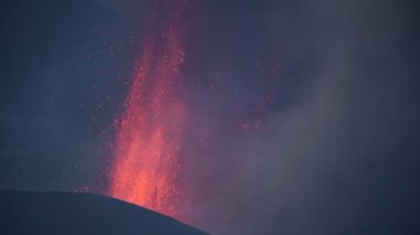 Sıcak lav ve magma siyah duman bulutlarıyla kraterden dışarı dökülüyor. Cumbre Vieja volkanik patlaması La Palma Kanarya Adaları, İspanya, 2021