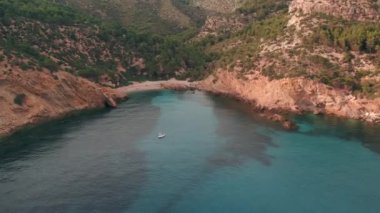 İspanya 'nın Mallorca adasındaki bir koyda insansız hava aracı videosu.