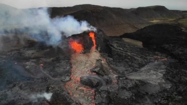 Yukarıdaki magma İzlanda 'daki volkan deliğinden kıvılcımlar saçıyor.