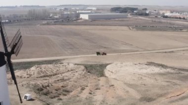 Sahadaki beyaz yel değirmeninden