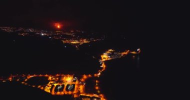 Bir volkanın tam görüntüsü kraterden sıcak lav ve magma püskürterek siyah duman bulutları ve ikincil bir koniden magma akışı oluşturur. Cumbre Vieja volkanik patlaması La Palma Kanarya Adaları, İspanya, 2021