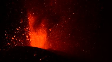 Geceleri kraterden sıcak lav ve magma fışkırıyor. Cumbre Vieja volkanik patlaması La Palma Kanarya Adaları, İspanya, 2021