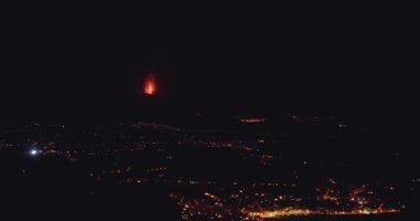 Bir volkanın tam görüntüsü kraterden sıcak lav ve magma püskürterek siyah duman bulutları ve ikincil bir koniden magma akışı oluşturur. Cumbre Vieja volkanik patlaması La Palma Kanarya Adaları, İspanya, 2021