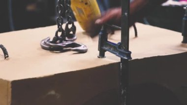 Küçük metal dökümhanesinin yakın çekim görüntüleri