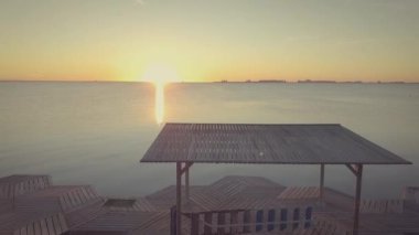 Gün batımında Overwater Rıhtımı