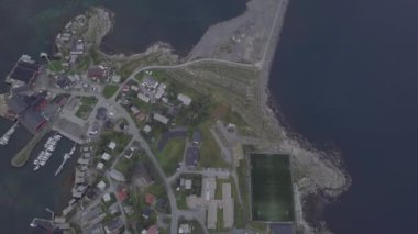 Şehrin yüksek kayalıklardaki manzarası, Lofoten.