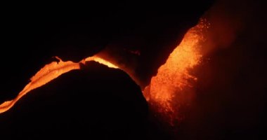 Geceleri kraterden sıcak lav ve magma fışkırıyor. Cumbre Vieja volkanik patlaması La Palma Kanarya Adaları, İspanya, 2021