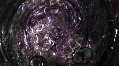 Koyu yağda bir sürü baloncuk