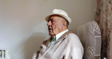 Beyaz şapkalı yaşlı bir adam. 