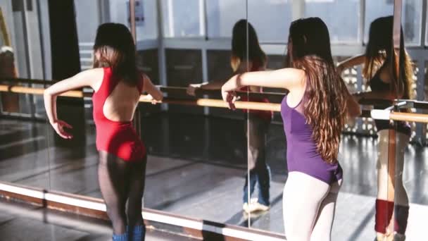 Meninas Dançam Estúdio Brilhante Frente Espelho Movimento Lento Movimento Suave — Vídeo de Stock