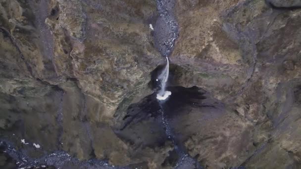 Zoom Drone Zicht Pittoreske Riviermonding Stromend Groene Vallei Nabij Bergrug — Stockvideo