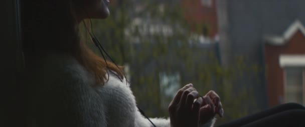 Femme Détendue Rêveuse Écoutant Musique Tout Étant Assise Côté Fenêtre — Video