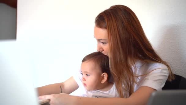 Konzentrierte Junge Mutter Weißen Hemd Die Notizen Notizbuch Macht Während — Stockvideo