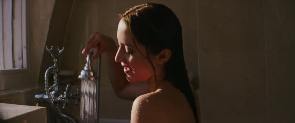 Joven Mujer Relajada Disfrutando Una Ducha Caliente Dentro Una Bañera — Vídeo de stock