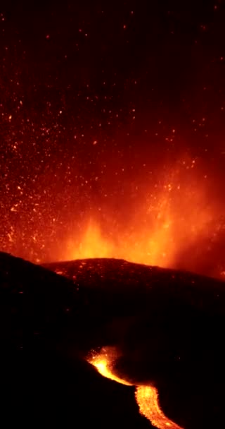 Foto Completa Volcán Vomitando Lava Caliente Magma Desde Cráter Con — Vídeo de stock