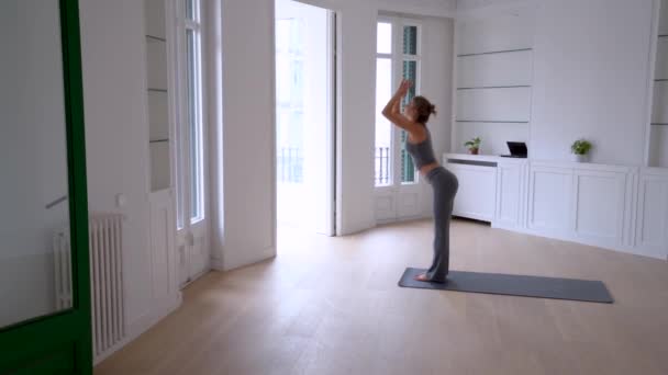 Vista Lateral Elegante Hembra Ropa Deportiva Practicando Yoga Mientras Está — Vídeo de stock