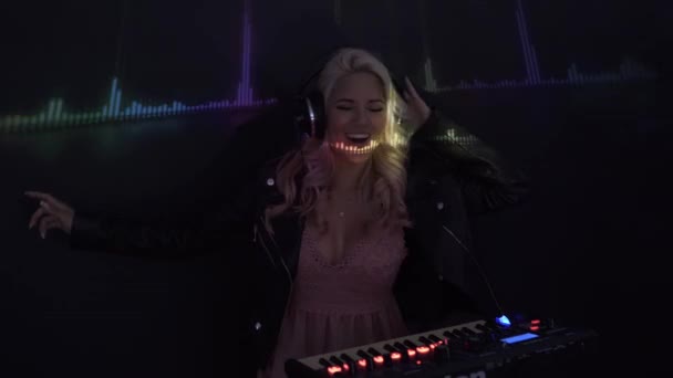 酷的女Dj在夜总会工作 站在转盘旁 创作音乐集 夜生活理念 — 图库视频影像