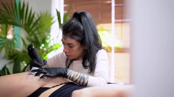 Ženské Tetování Strojově Kresleným Tetováním Tělo Nerozpoznatelného Klienta Salonu — Stock video