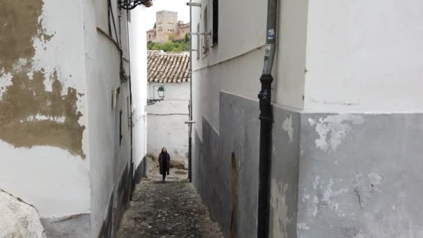 Frau Läuft Durch Die Straßen Von Albaicin Spanien — Stockvideo
