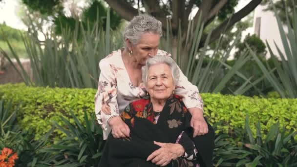 Feliz Idade Feminino Abraçando Beijando Irmã Cabeça Seguida Sorrindo Olhando — Vídeo de Stock