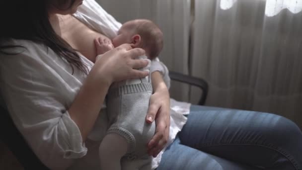 Mamă Adultă Uzură Casual Alăptând Copil Fermecător Timp Stătea Camera — Videoclip de stoc