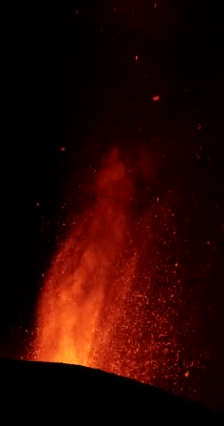 火山的特写从火山口喷出炽热的熔岩和岩浆 喷出黑烟 2021年西班牙拉帕尔马加那利群岛的Cumbre Vieja火山爆发 — 图库视频影像