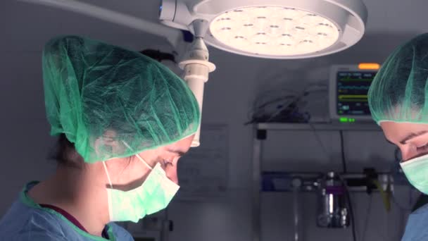 Žena Chirurgové Lékařské Uniformě Pomocí Profesionálních Nástrojů Zatímco Stojí Jasném — Stock video