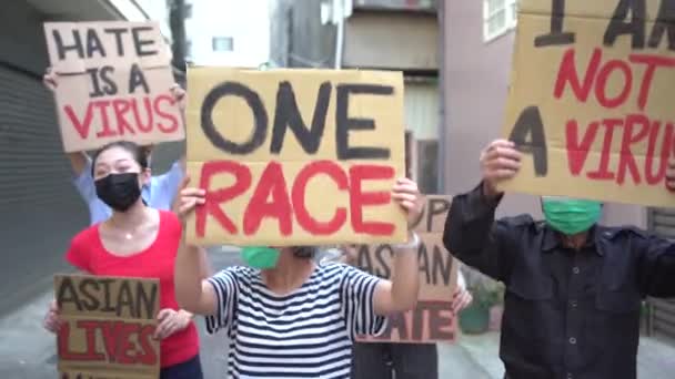 Ativistas Étnicos Com Inscrições Virus One Race Cartazes Durante Movimento — Vídeo de Stock