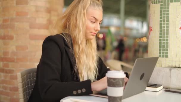 Vista Lateral Freelancer Feminino Concentrado Sentado Com Café Mesa Trabalhando — Vídeo de Stock