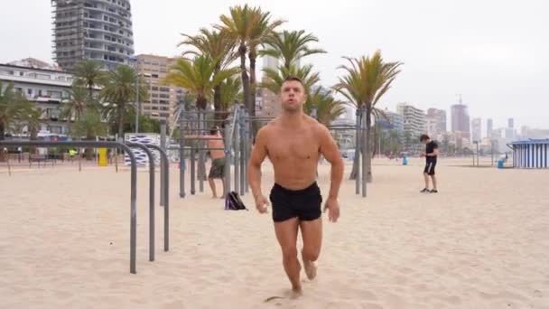 Atleta Maschio Muscoloso Concentrato Con Busto Nudo Che Salti Sul — Video Stock