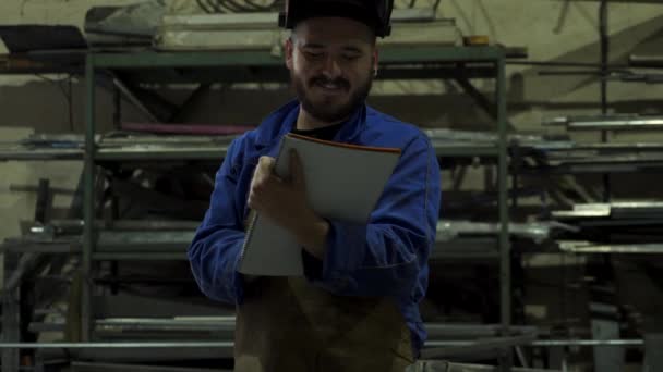 Trabalhador Masculino Barbudo Feliz Hardhat Geral Tomar Notas Notebook Com — Vídeo de Stock