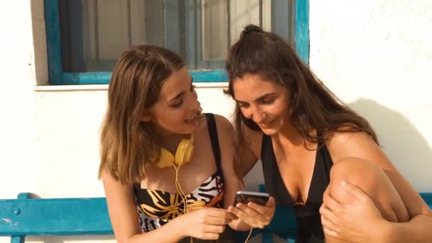 Дві Молоді Дівчата Використовують Смартфон Літній День — стокове відео