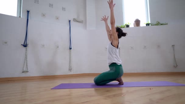 Vista Lateral Hembra Mediana Edad Ropa Deportiva Practicando Yoga Mientras — Vídeos de Stock