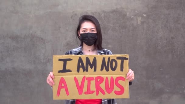 Etnische Vrouw Beschermende Masker Staan Met Ben Geen Virus Kartonnen — Stockvideo