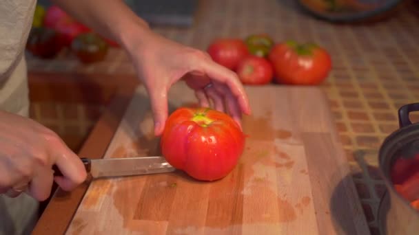 Colheita Imagens Corte Tomate Vermelho Uma Placa Madeira — Vídeo de Stock