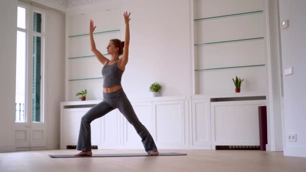Vista Lateral Elegante Hembra Ropa Deportiva Practicando Yoga Mientras Está — Vídeo de stock