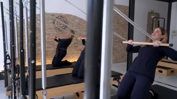 Group Females Standing Knees Pilates Reformer Doing Exercises Training — Stock Video