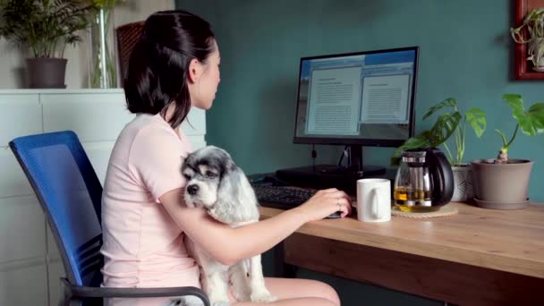 Вид Сбоку Занятой Азиатской Женщины Фрилансера Сидящей Столом Американской Собакой — стоковое видео
